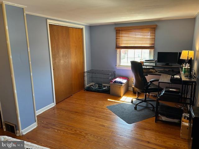 948 Easter Road Burlington, NJ 08016 - Photo 23 of 30 a bedroom with a workspace