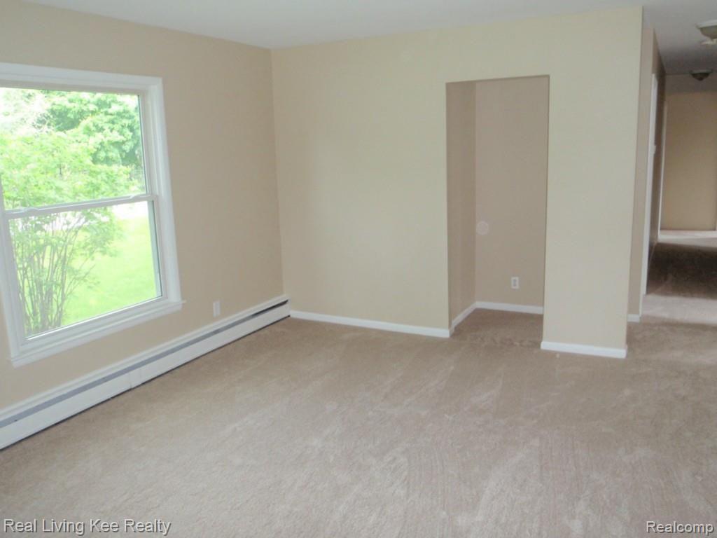 2815 Weaverton Rochester, MI 48307 - Photo 7 of 17 Living Room