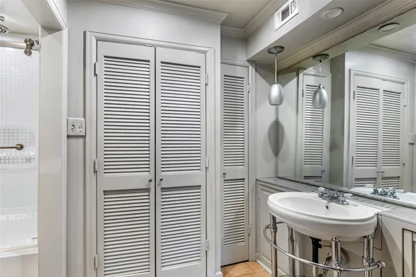 $1,250 | 2744 Briarhurst Drive, Unit 51, Houston, TX 77057