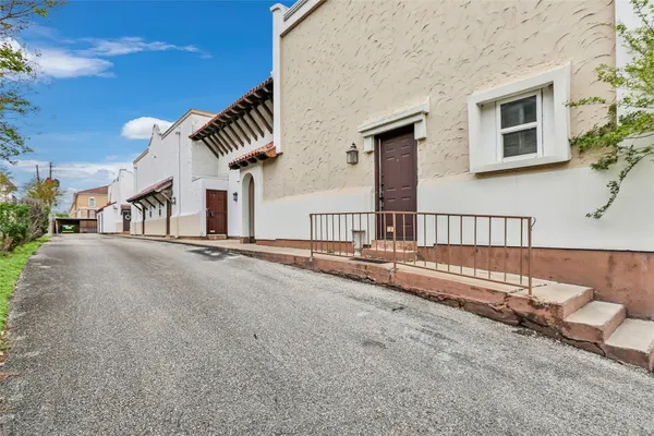 $1,250 | 2744 Briarhurst Drive, Unit 51, Houston, TX 77057