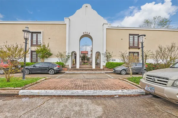 $1,250 | 2744 Briarhurst Drive, Unit 51, Houston, TX 77057