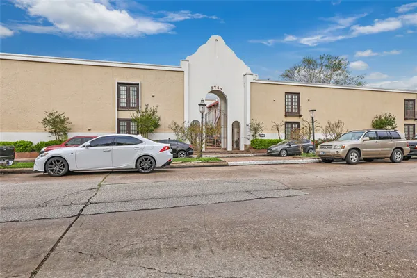 $1,250 | 2744 Briarhurst Drive, Unit 51, Houston, TX 77057
