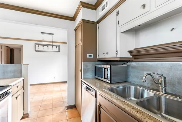 $1,250 | 2744 Briarhurst Drive, Unit 51, Houston, TX 77057