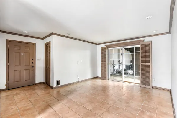 $1,250 | 2744 Briarhurst Drive, Unit 51, Houston, TX 77057