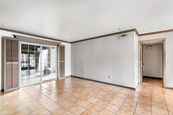 $1,250 | 2744 Briarhurst Drive, Unit 51, Houston, TX 77057