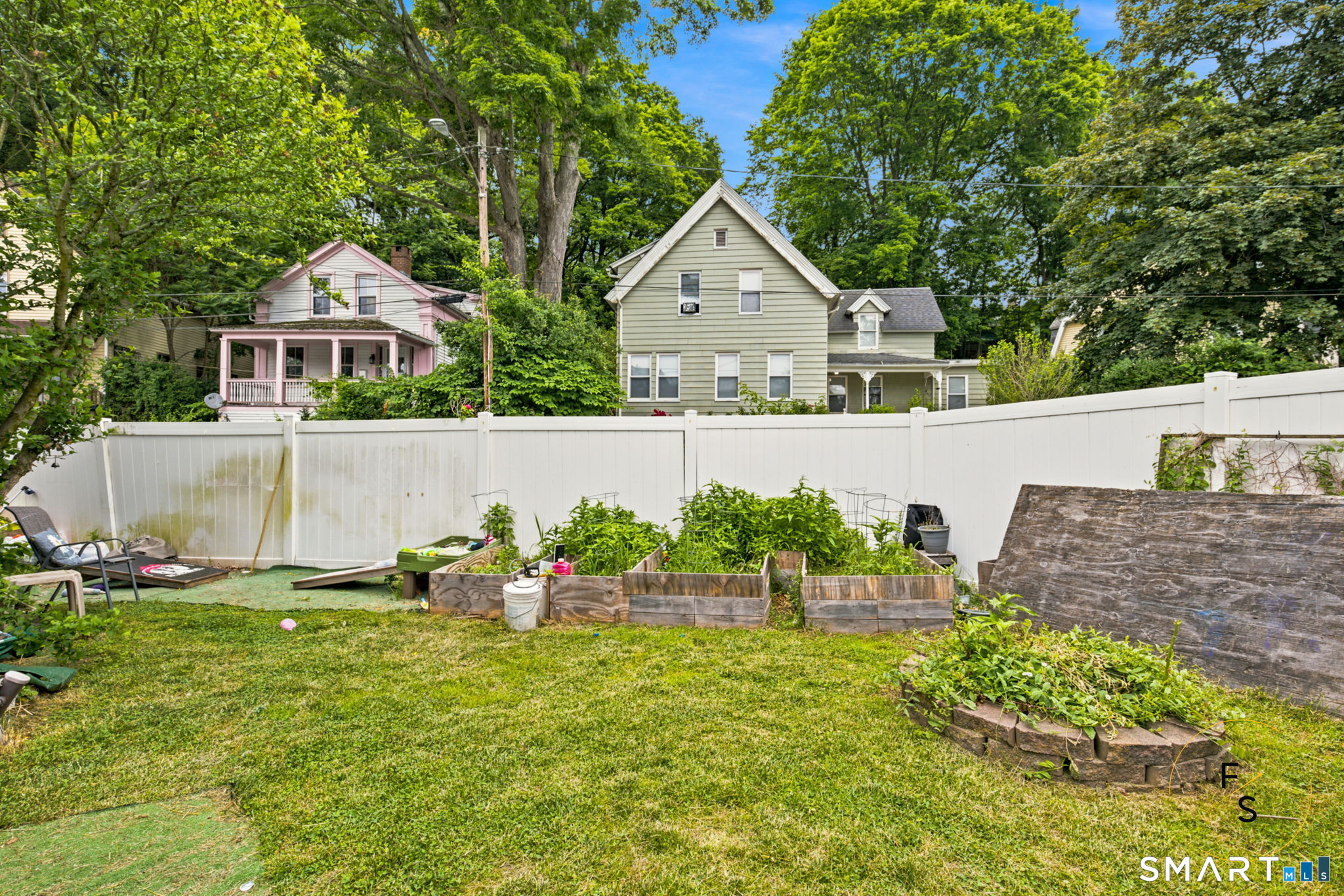 182 Broad Street Norwich, CT 06360 - Photo 29 of 30 a front view of a house with garden