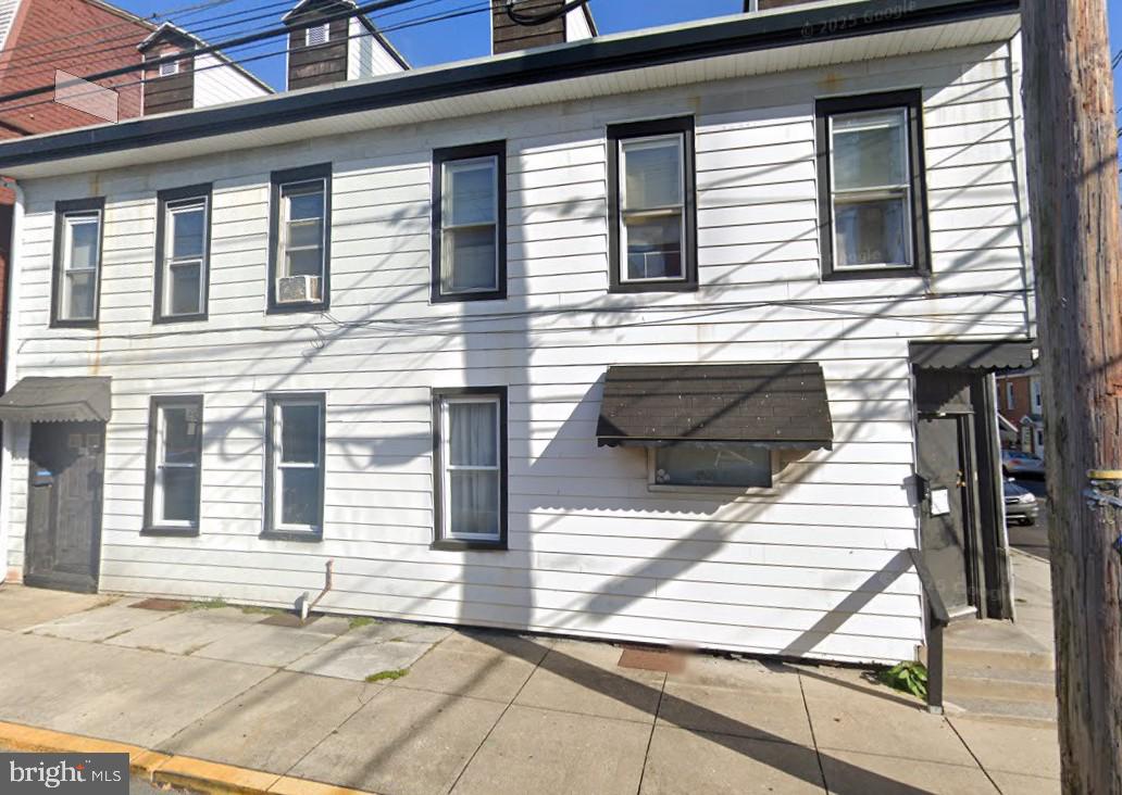 402 North 4th Street, Unit 3 Lebanon, PA 17046 - Photo 6 of 6 a view of a lounge chair on the house