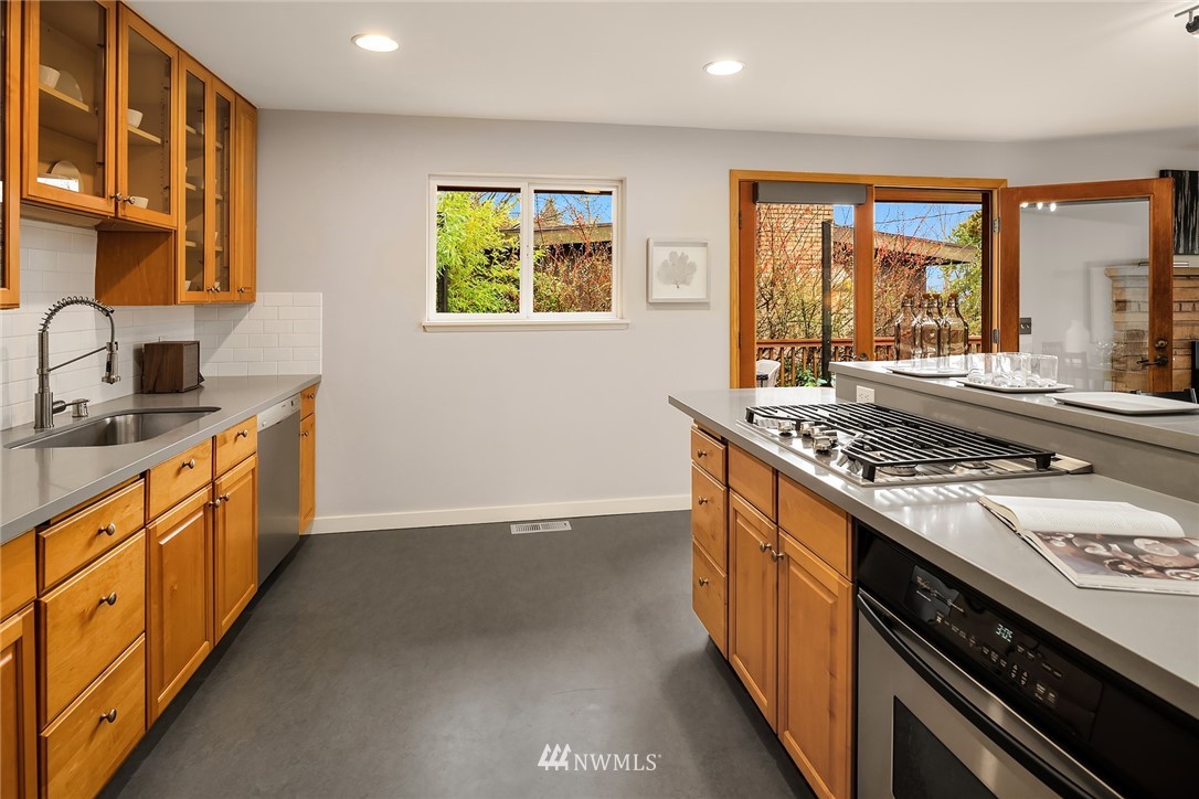 8750 Fauntlee Crest Southwest Seattle, WA 98136 - Photo 17 of 40