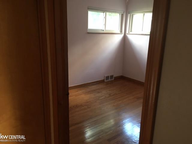 2002 Vernier Road Grosse Pointe, MI 48236 - Photo 6 of 16 31332556-5.JPG