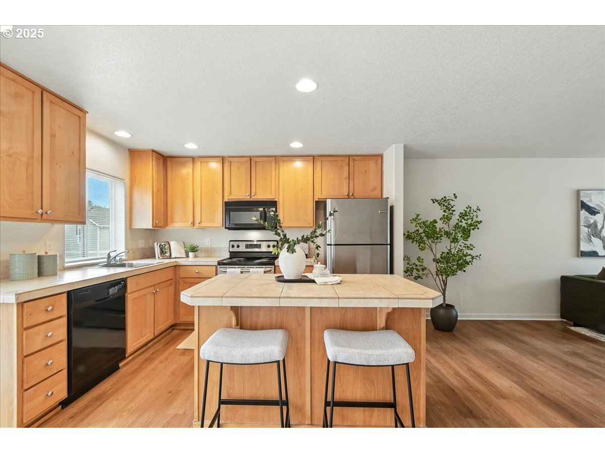 5927 Northeast 34th Street Vancouver, WA 98661 - Photo 11 of 29 a kitchen with a dining table chairs and refrigerator