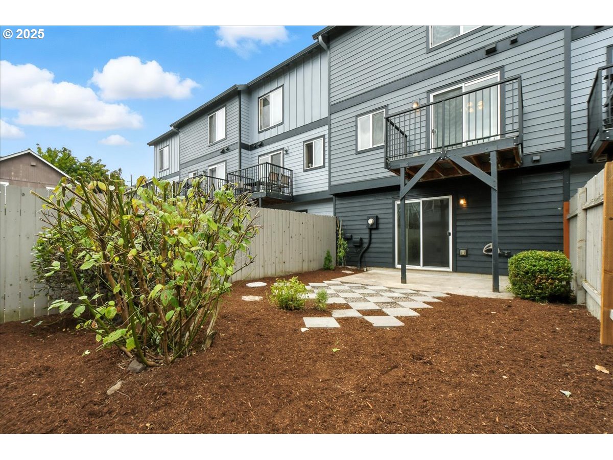 5927 Northeast 34th Street Vancouver, WA 98661 - Photo 28 of 29 a view of a house with a yard