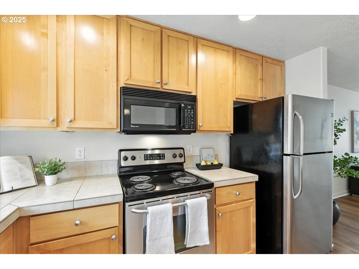 5927 Northeast 34th Street Vancouver, WA 98661 - Photo 9 of 29 a kitchen with a refrigerator stove and microwave