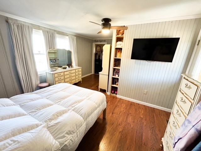 203 Glenhaven Road Paris, TN 38242 - Photo 20 of 42 a bedroom with a bed and a television