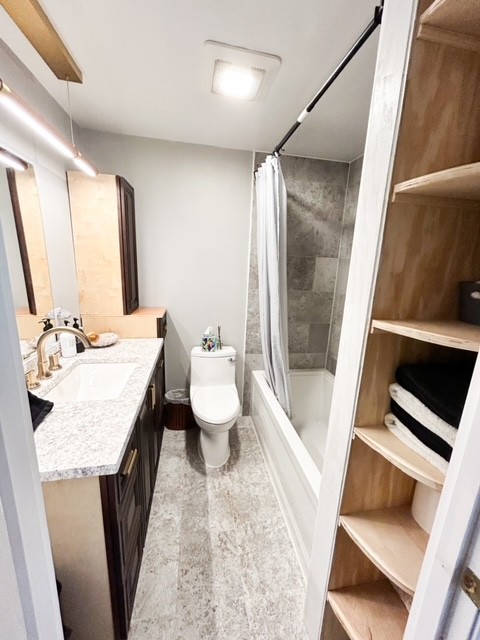 203 Glenhaven Road Paris, TN 38242 - Photo 21 of 42 a bathroom with a sink a toilet a tub and a mirror