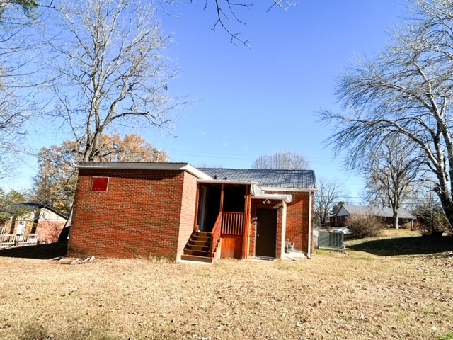 203 Glenhaven Road Paris, TN 38242 - Photo 31 of 42 a view of a house with a snow in the background