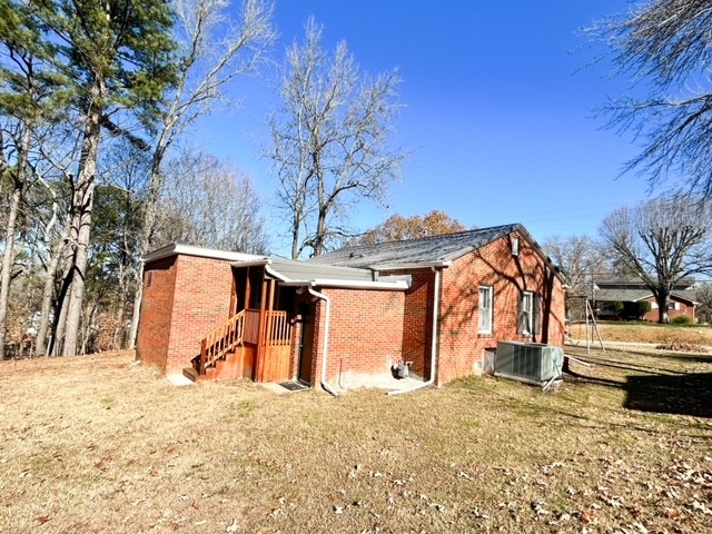 203 Glenhaven Road Paris, TN 38242 - Photo 33 of 42 a view of a house with a snow in the yard