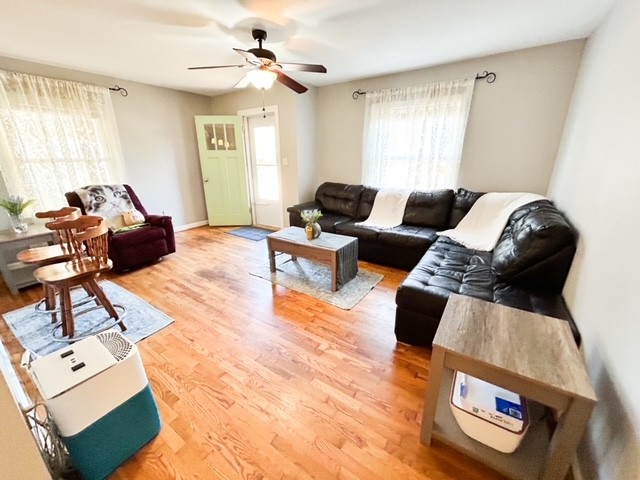 203 Glenhaven Road Paris, TN 38242 - Photo 4 of 42 a living room with furniture and a window