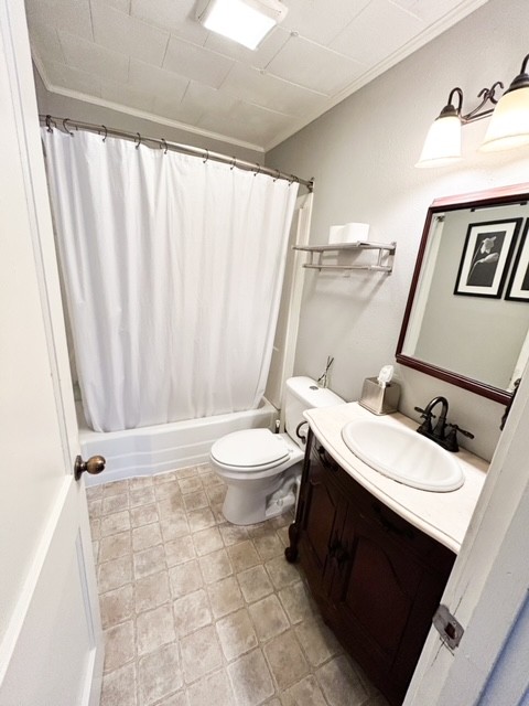 203 Glenhaven Road Paris, TN 38242 - Photo 9 of 42 a bathroom with a sink a toilet a mirror and shower