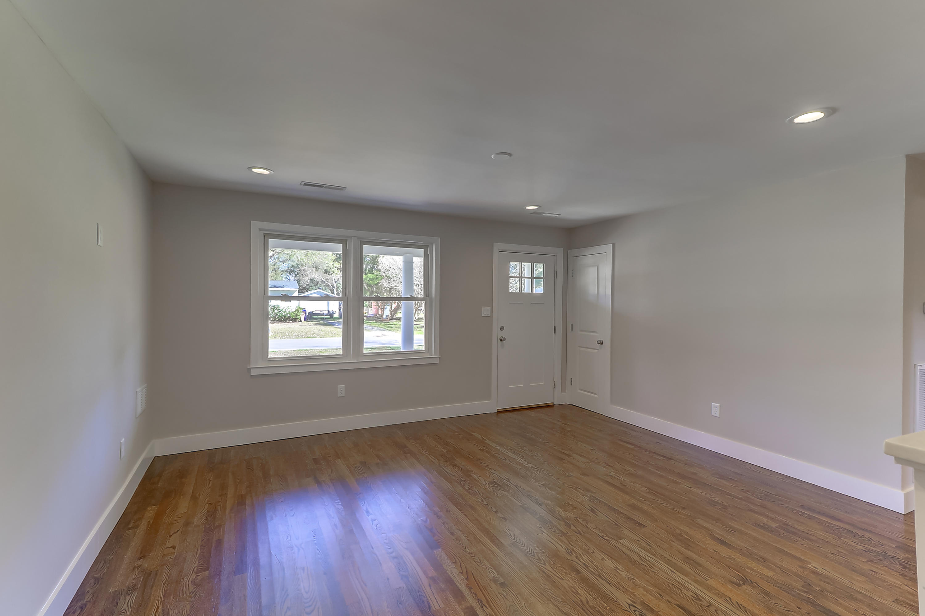 725 Windward Road Charleston, SC 29412 - Photo 4 of 33 Living Room