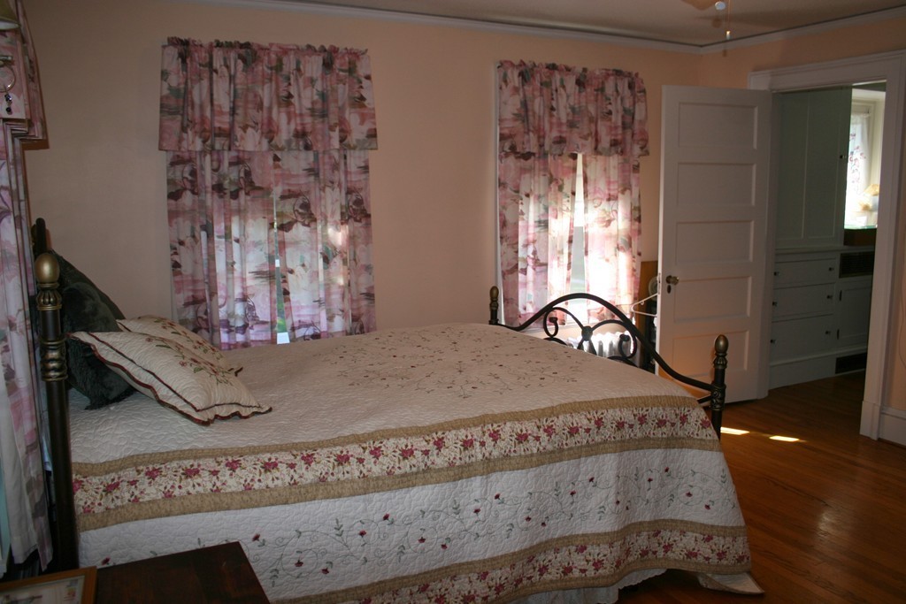104 Shefford Street Springfield, MA 01107 - Photo 13 of 18 a room with a bed