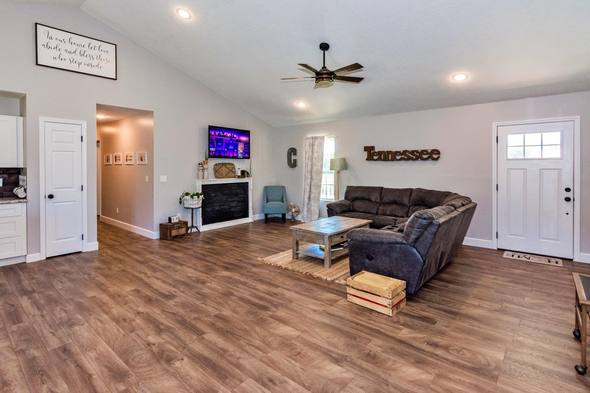 884 East Valley Road Whitwell, TN 37397 - Photo 8 of 46 Great room 5