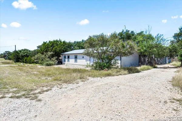 $1,325 | 560 Private Road 1515, Bandera, TX 78003