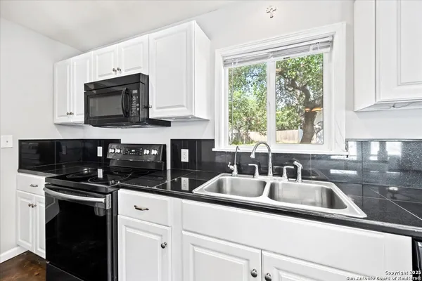 $1,325 | 560 Private Road 1515, Bandera, TX 78003