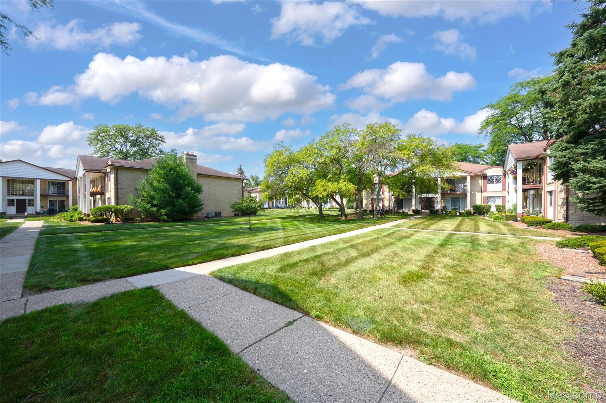 29289 Hayes Road, Unit F10 Warren, MI 48088 - Photo 34 of 40 34_Courtyard-2.jpg