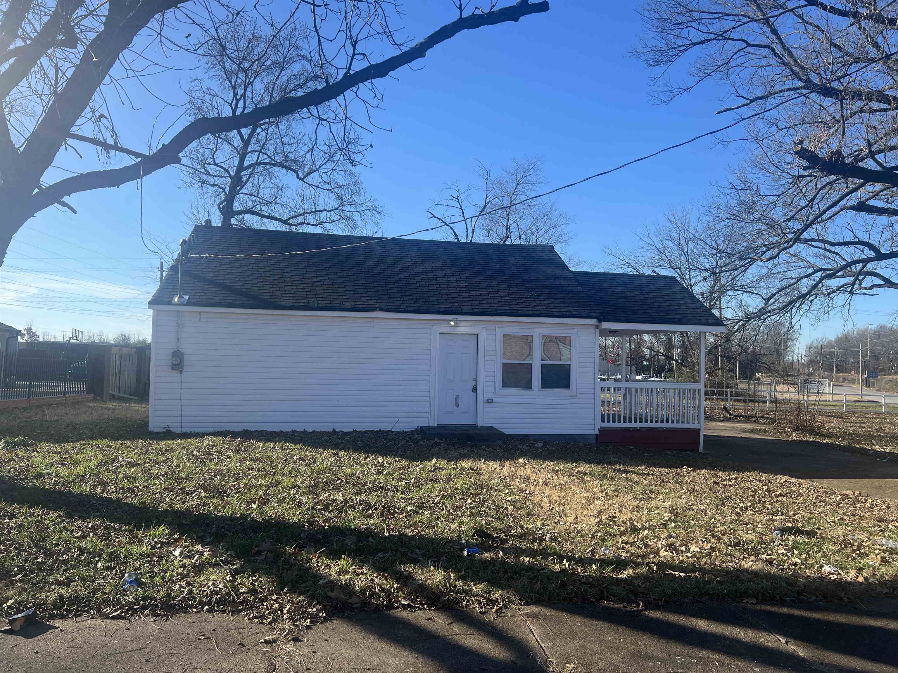 2015 Charjean Road Memphis, TN 38114 - Photo 2 of 4 a front view of a house
