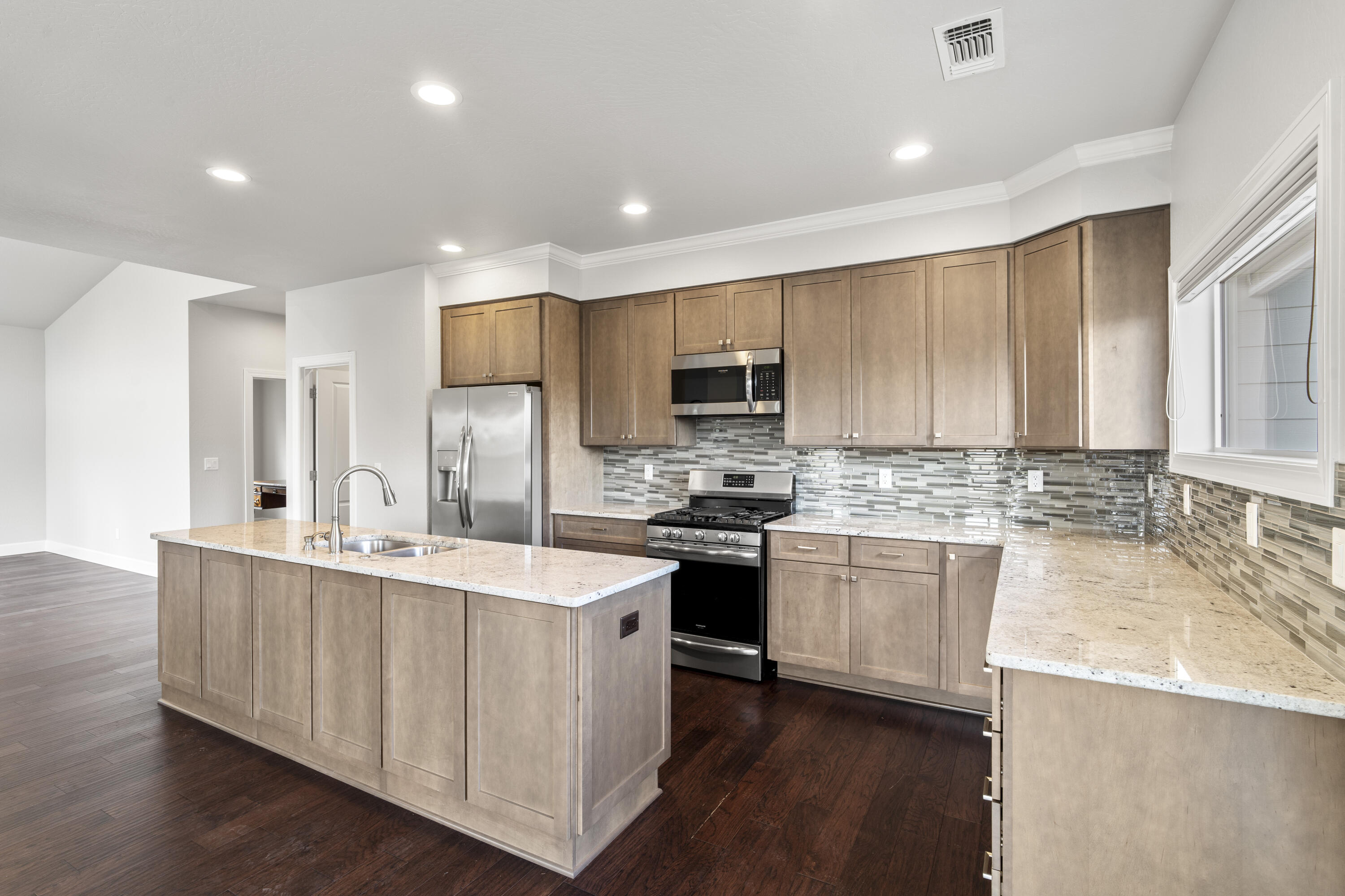 451 South Haskell Street Central Point, OR 97502 - Photo 5 of 30 Open and Spacious Kitchen