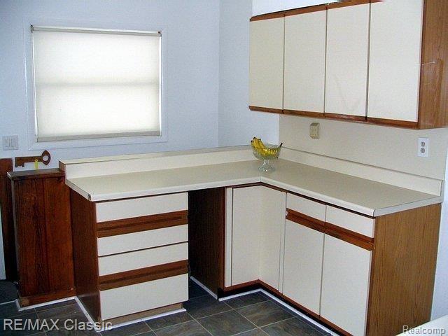 366 Reitman Court Rochester, MI 48307 - Photo 10 of 16 Kitchen 2