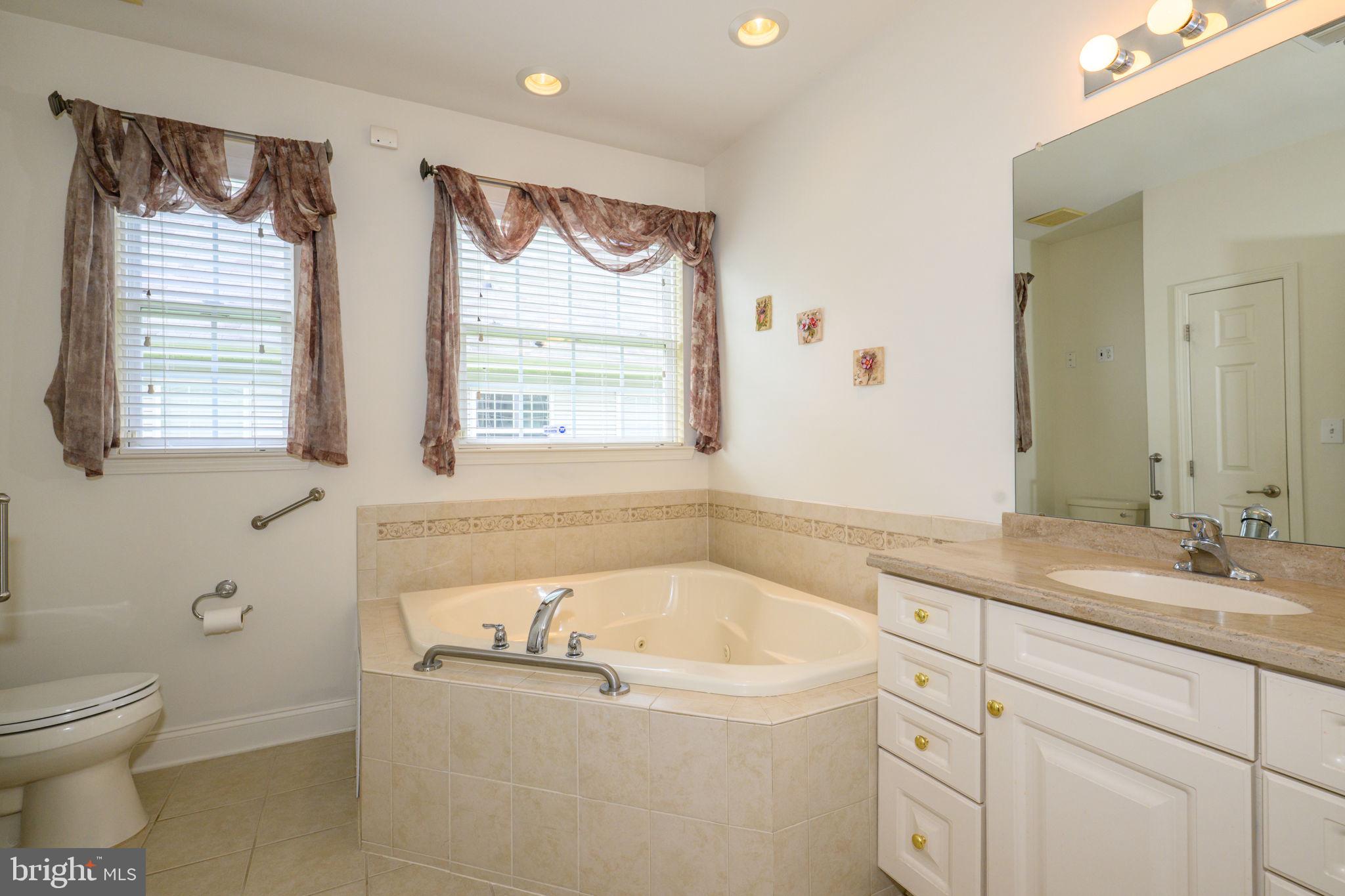 2040 Kingsview Road Macungie, PA 18062 - Photo 14 of 39 Primary bath with jacuzzi tub