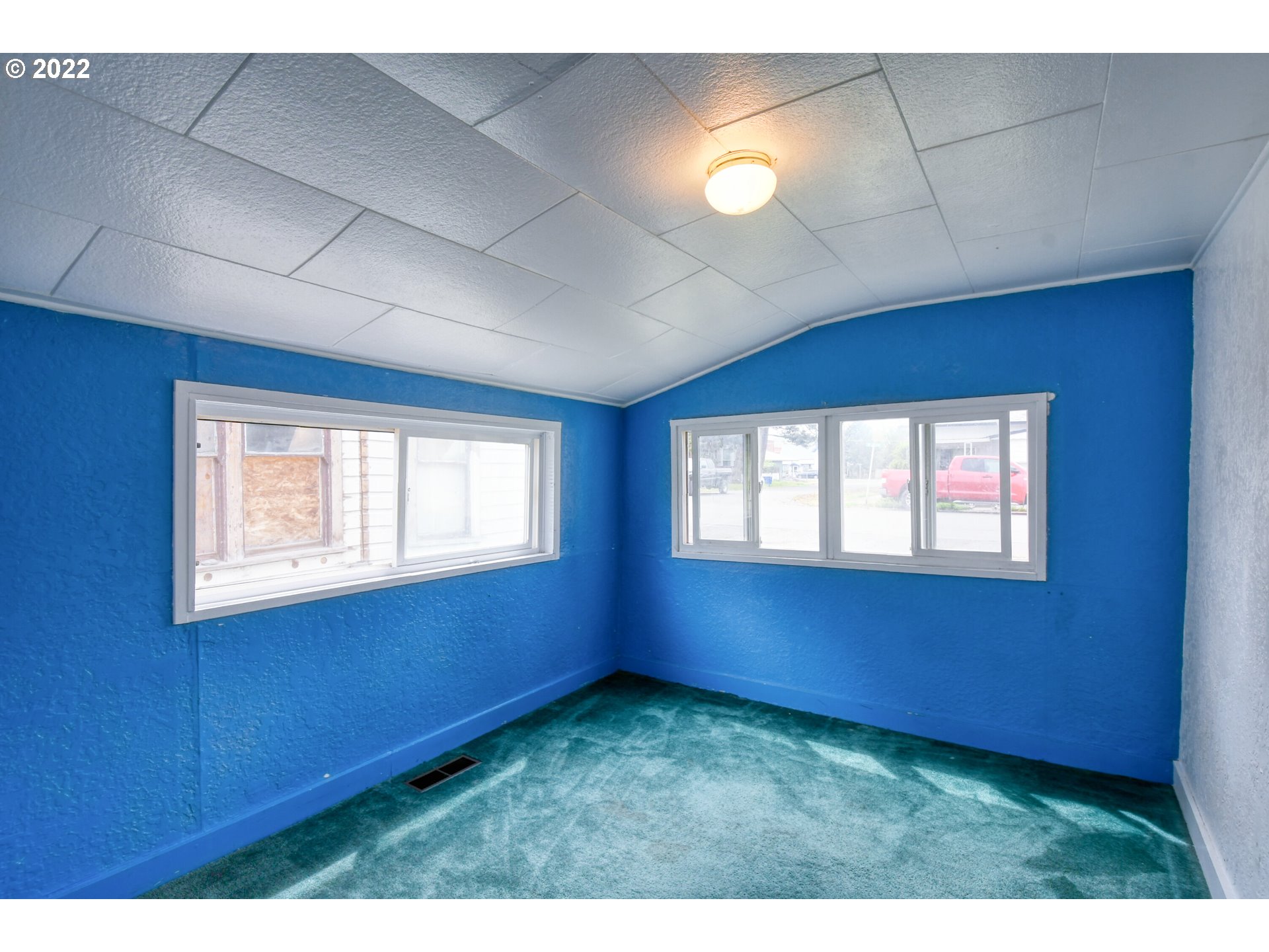 211 West Arch Street Union, OR 97883 - Photo 11 of 32 an empty room with windows