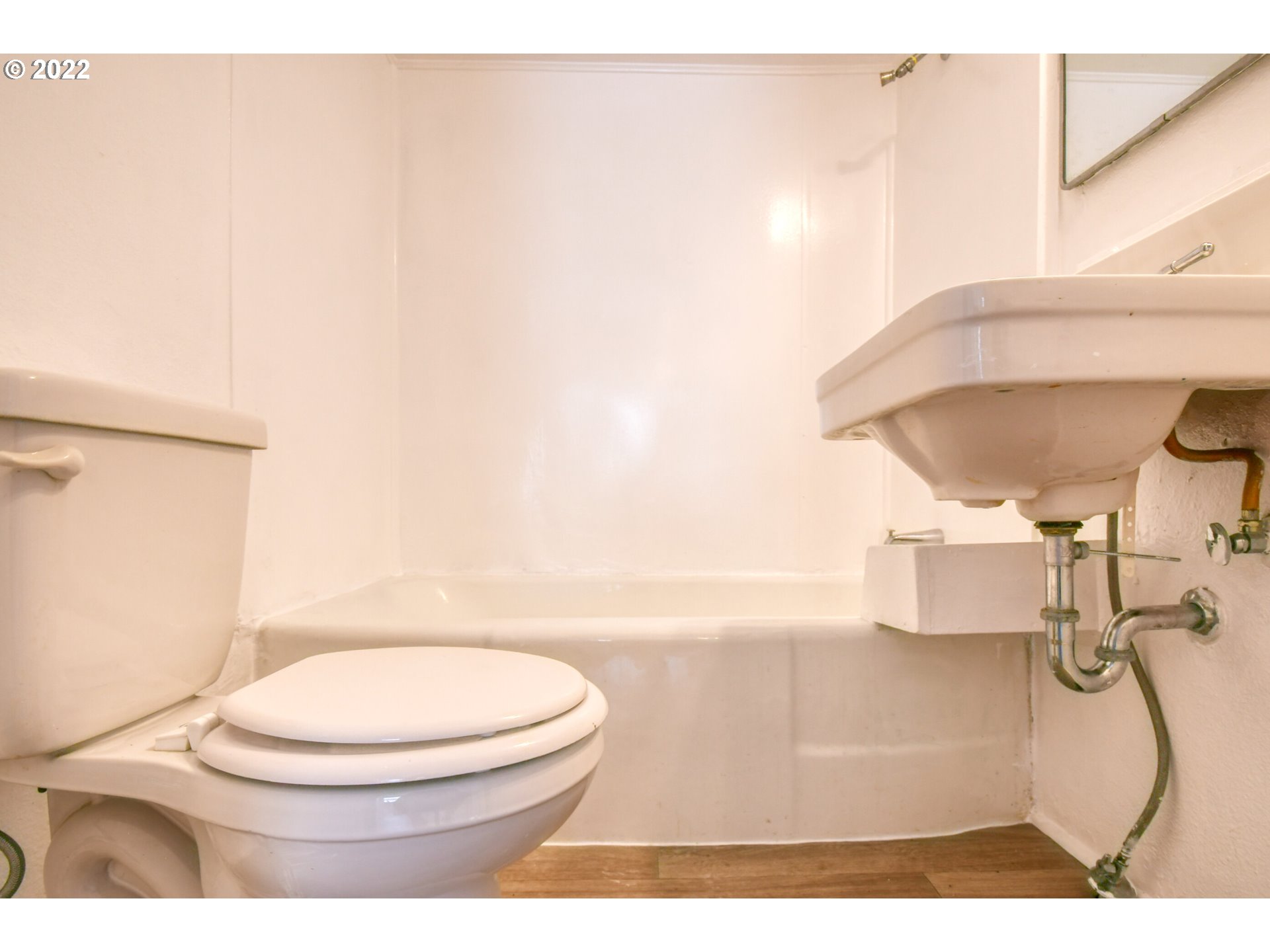 211 West Arch Street Union, OR 97883 - Photo 15 of 32 a bathroom with a toilet and a shower