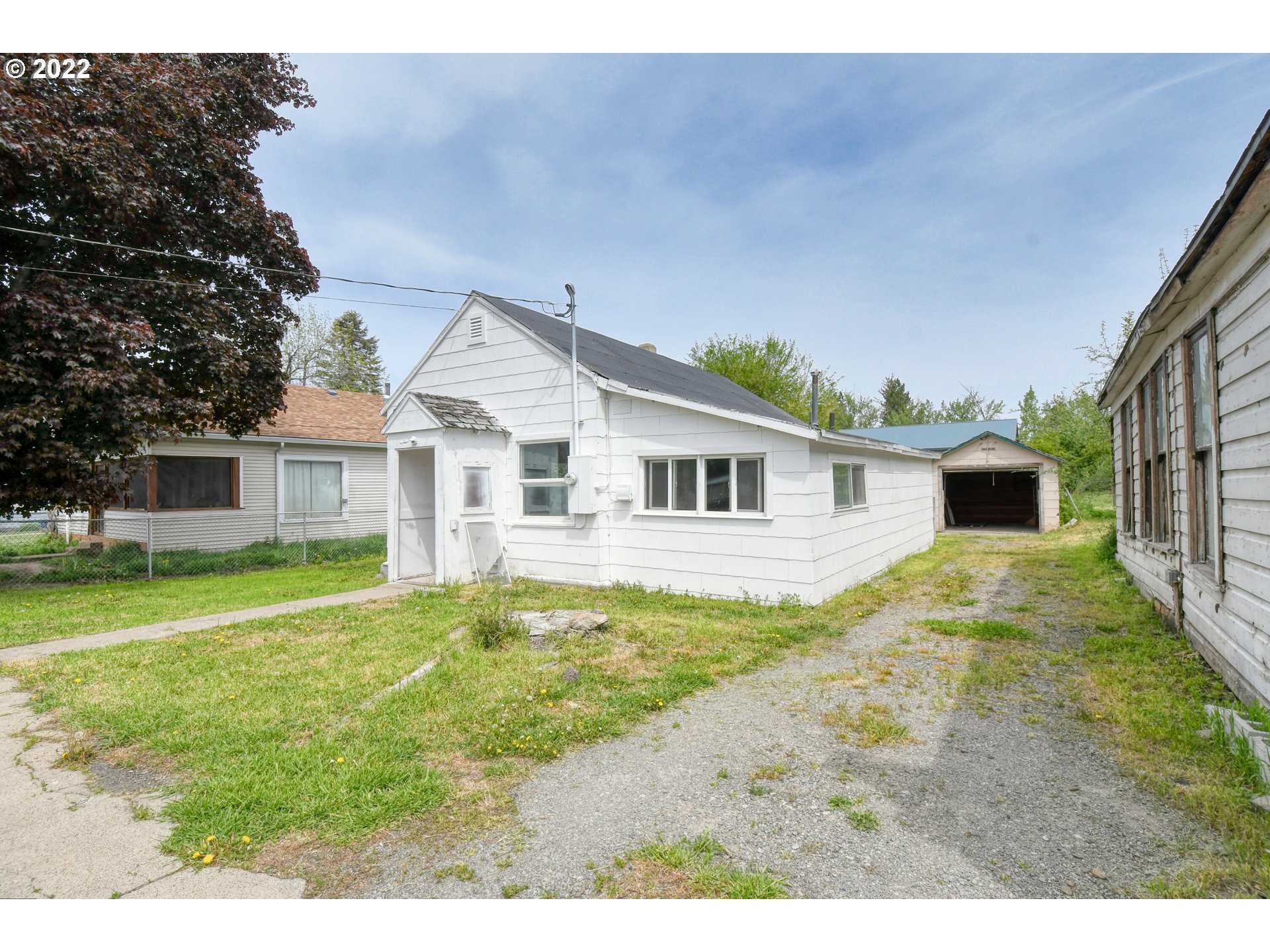 211 West Arch Street Union, OR 97883 - Photo 2 of 32 a view of a yard in front of a house with a large tree