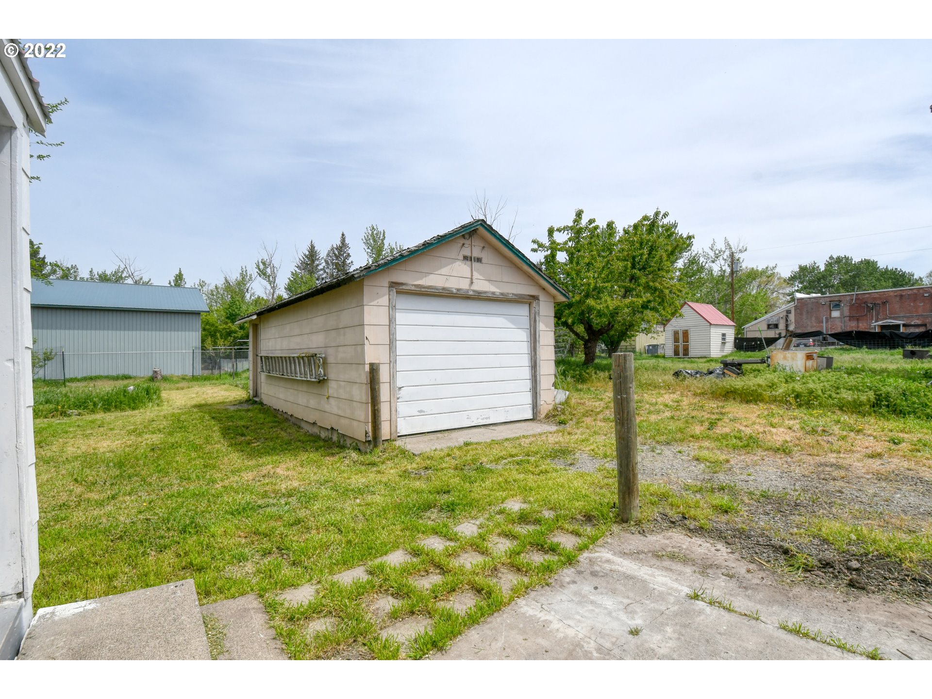 211 West Arch Street Union, OR 97883 - Photo 28 of 32 a backyard of a house with lots of green space