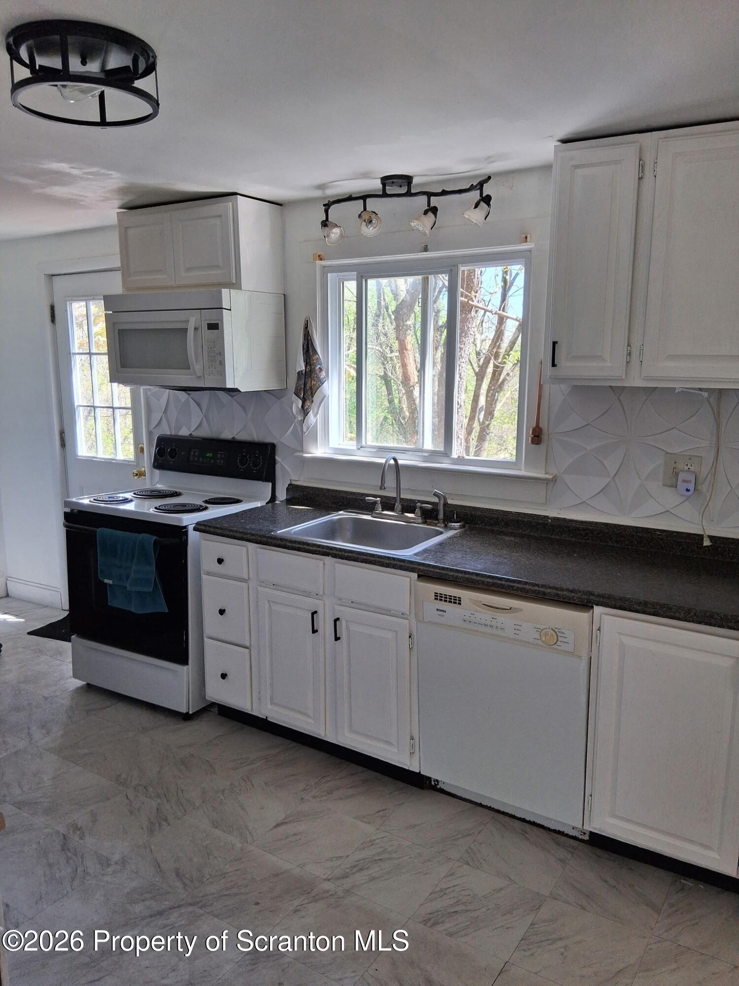 22 Quay Avenue Mount Pocono, PA 18344 - Photo 25 of 66 1000454408