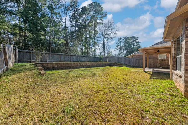 a view of a backyard