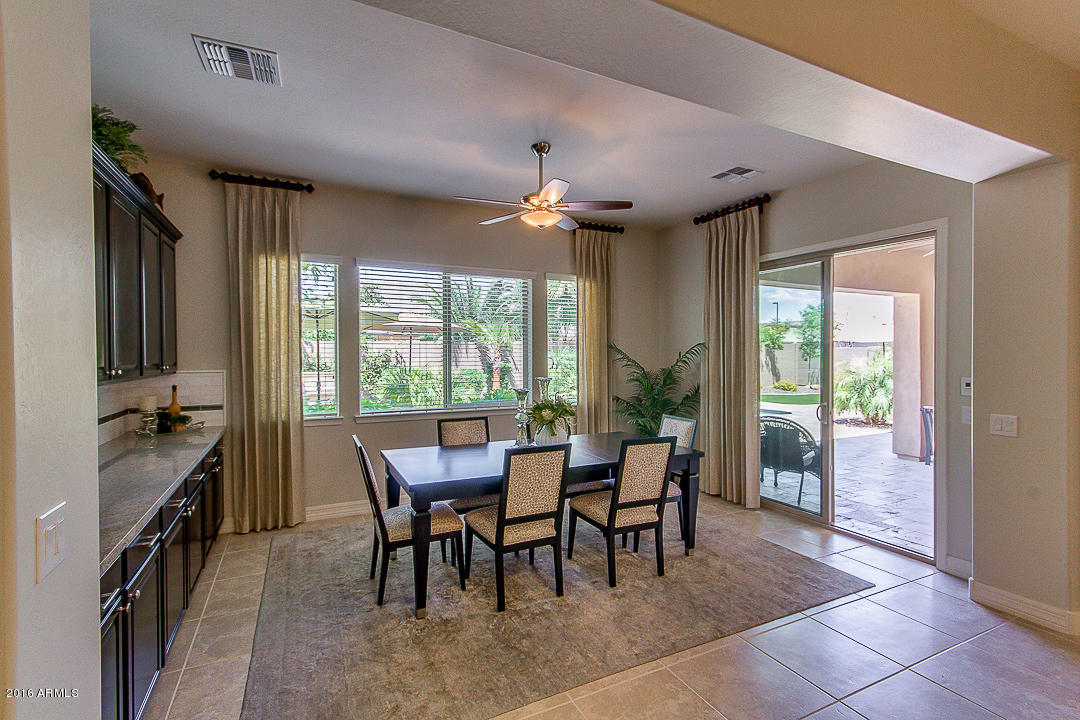 2834 East Warbler Road Gilbert, AZ 85297 - Photo 31 of 63 Dine in kitchen