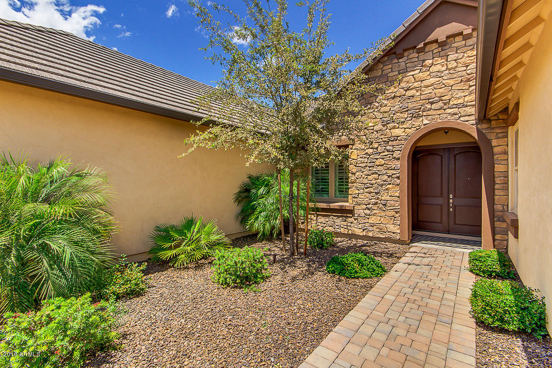 2834 East Warbler Road Gilbert, AZ 85297 - Photo 9 of 63 Front courtyard