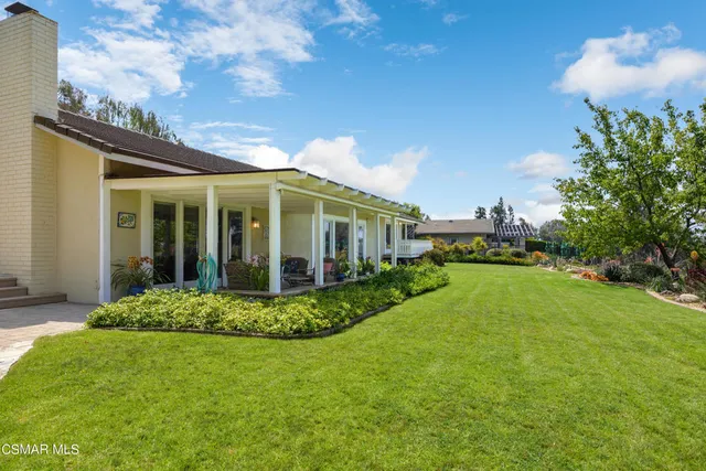 a view of a house with backyard