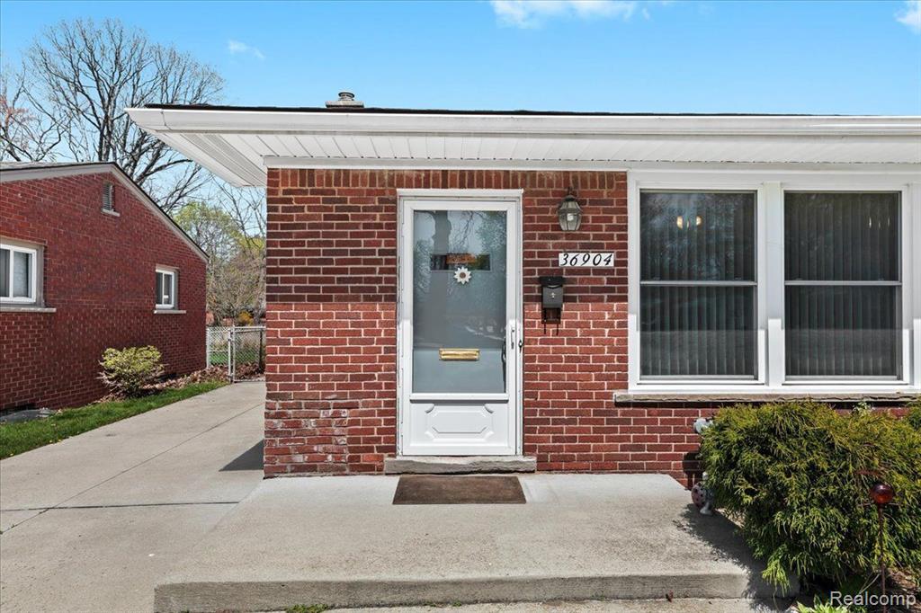 36904 Pinewood Road Wayne, MI 48184 - Photo 4 of 35 Gallery Image 4