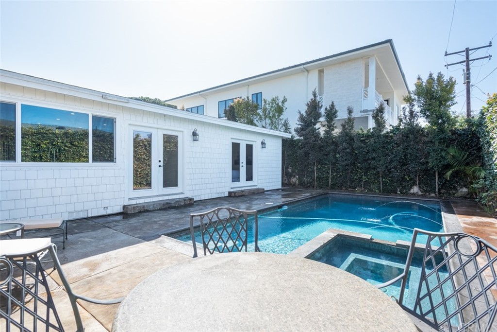 1609 Chestnut Avenue Manhattan Beach, CA 90266 - Photo 23 of 26 a view of a house with backyard and sitting area