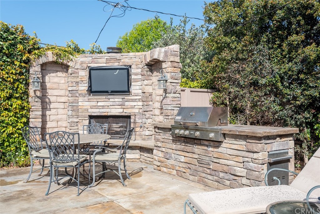 1609 Chestnut Avenue Manhattan Beach, CA 90266 - Photo 25 of 26 a view of a patio with table and chairs and potted plants