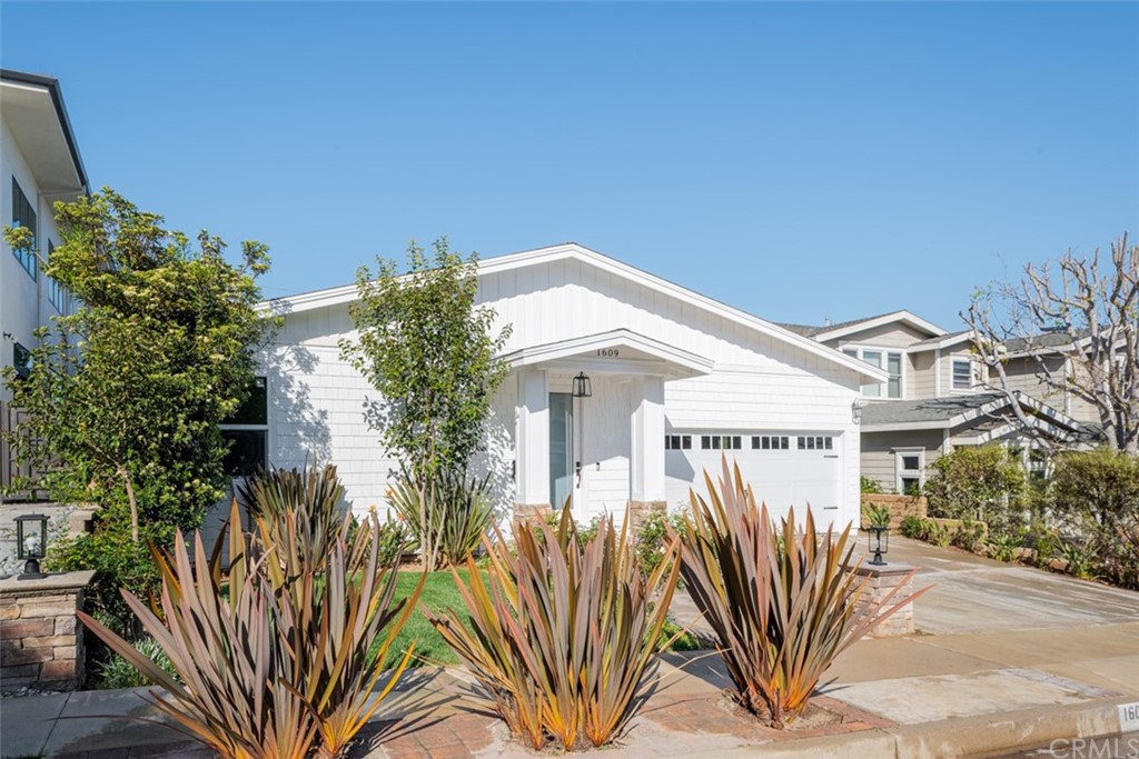 1609 Chestnut Avenue Manhattan Beach, CA 90266 - Photo 26 of 26 a view of a potted plants in front of a house