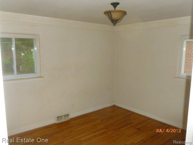 24924 Mabray Avenue Eastpointe, MI 48021 - Photo 3 of 12 P1040490.JPG