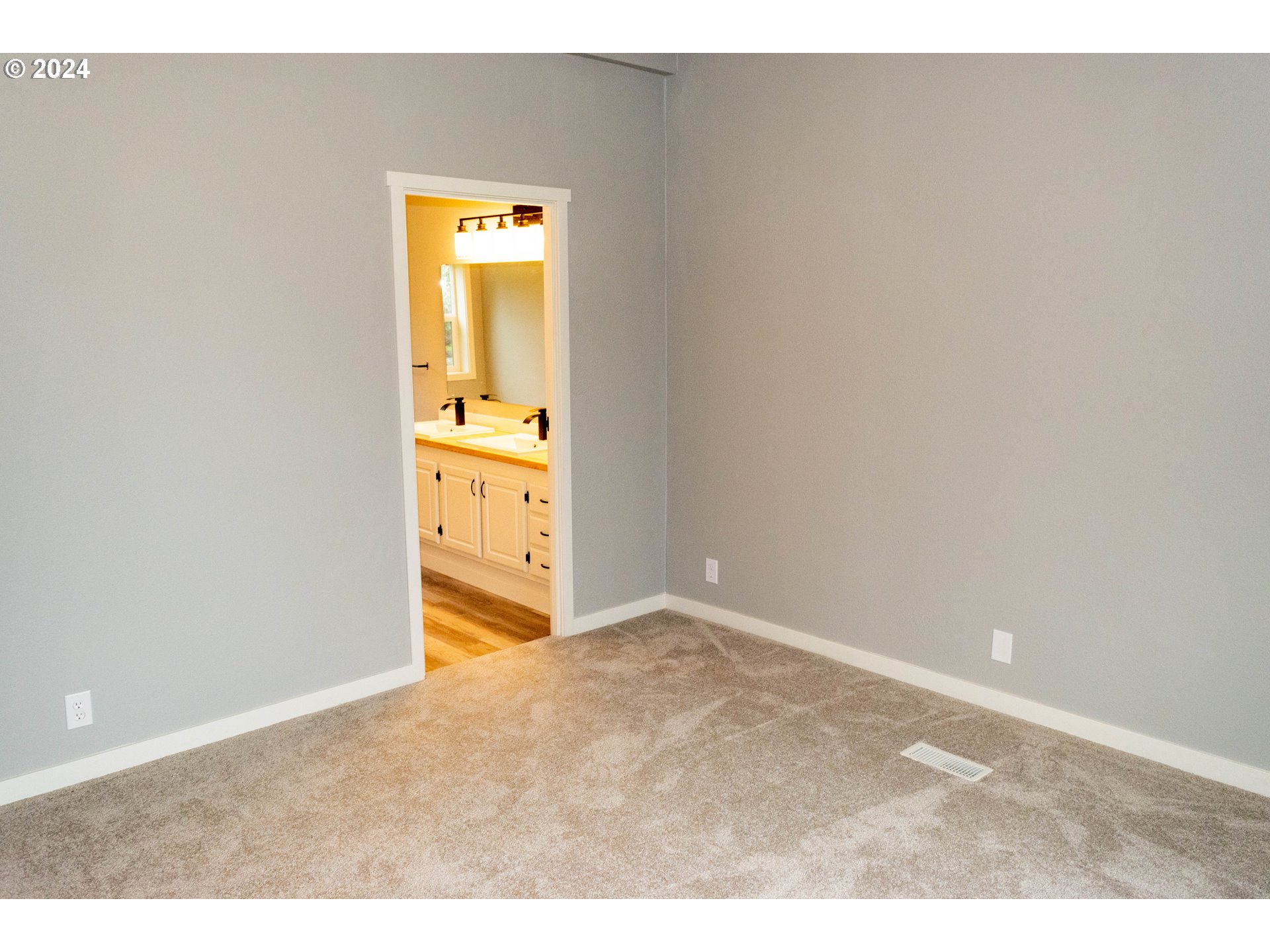 28157 Cottage Grove Lorane Road Cottage Grove, OR 97424 - Photo 13 of 33 a view of an empty room and window