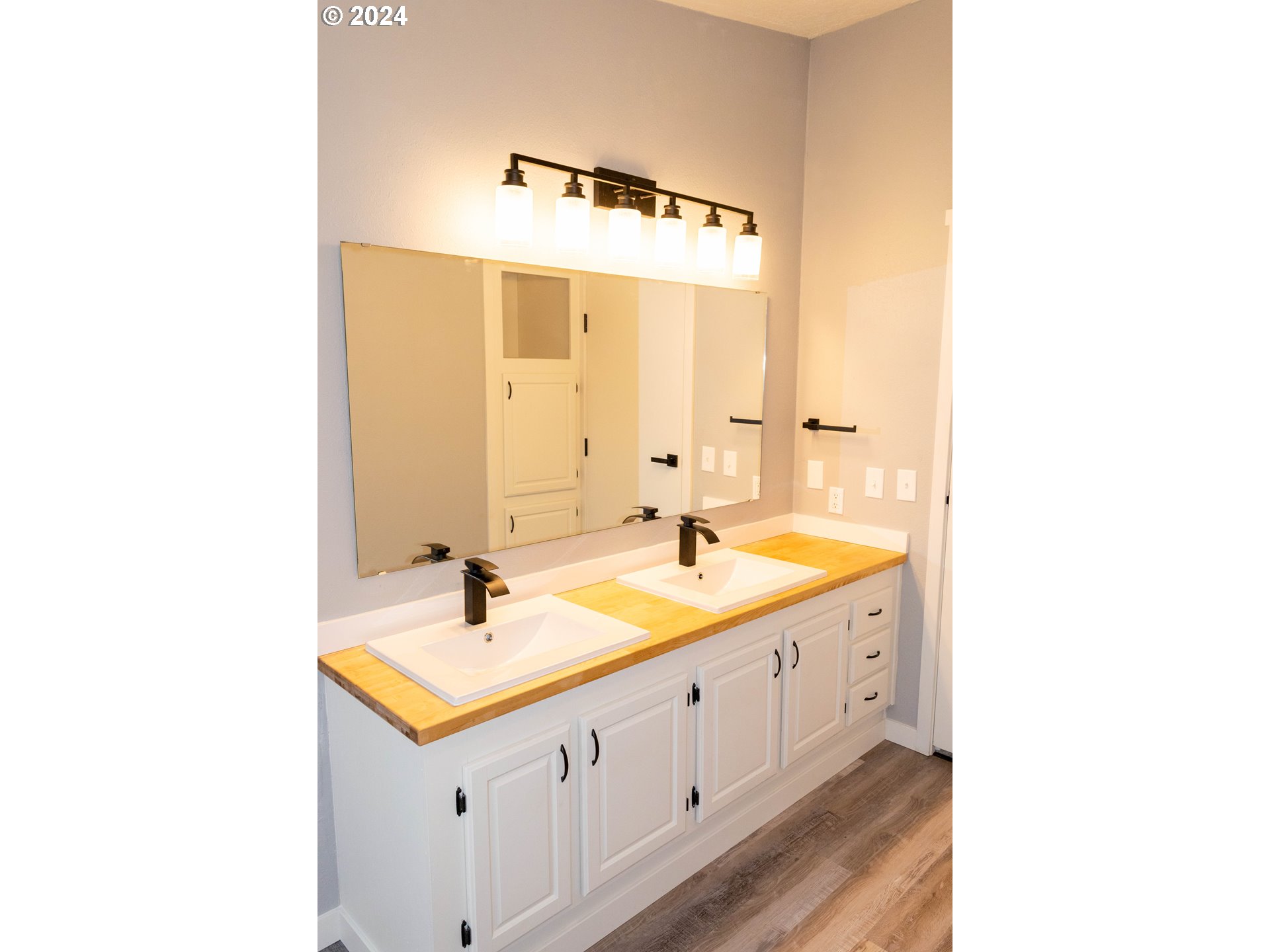 28157 Cottage Grove Lorane Road Cottage Grove, OR 97424 - Photo 17 of 33 a bathroom with a sink and a mirror