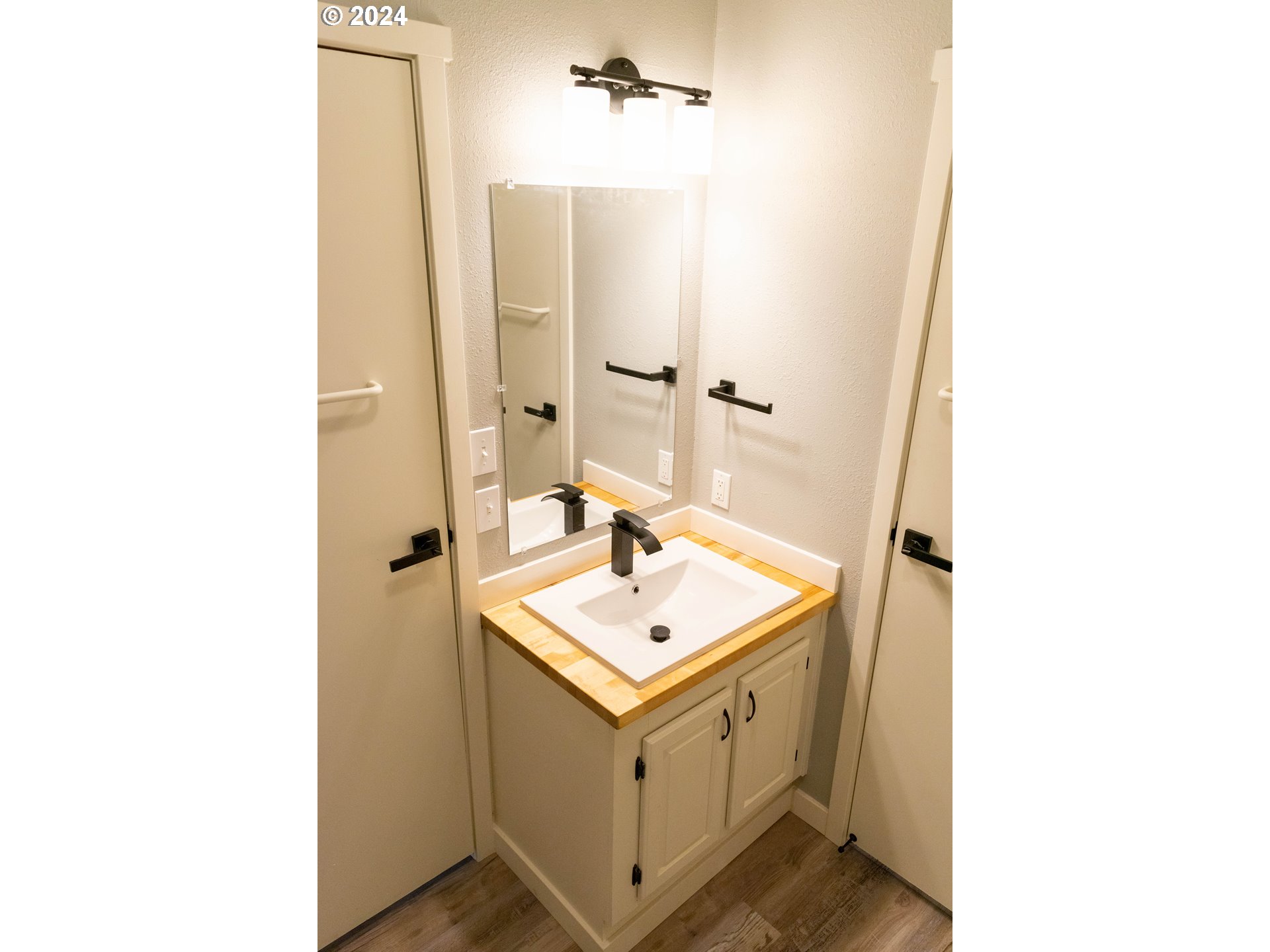28157 Cottage Grove Lorane Road Cottage Grove, OR 97424 - Photo 19 of 33 a bathroom with a sink and a mirror