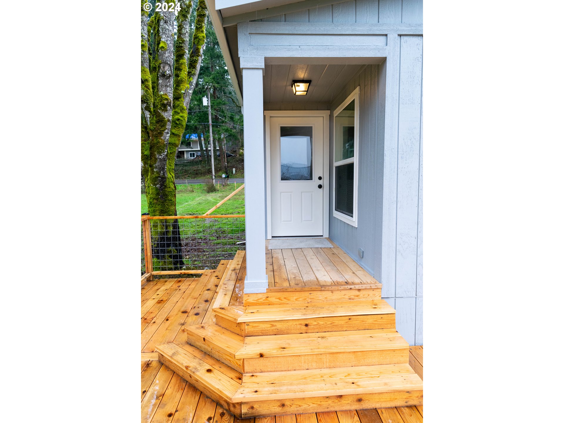 28157 Cottage Grove Lorane Road Cottage Grove, OR 97424 - Photo 21 of 33 a view of an entryway